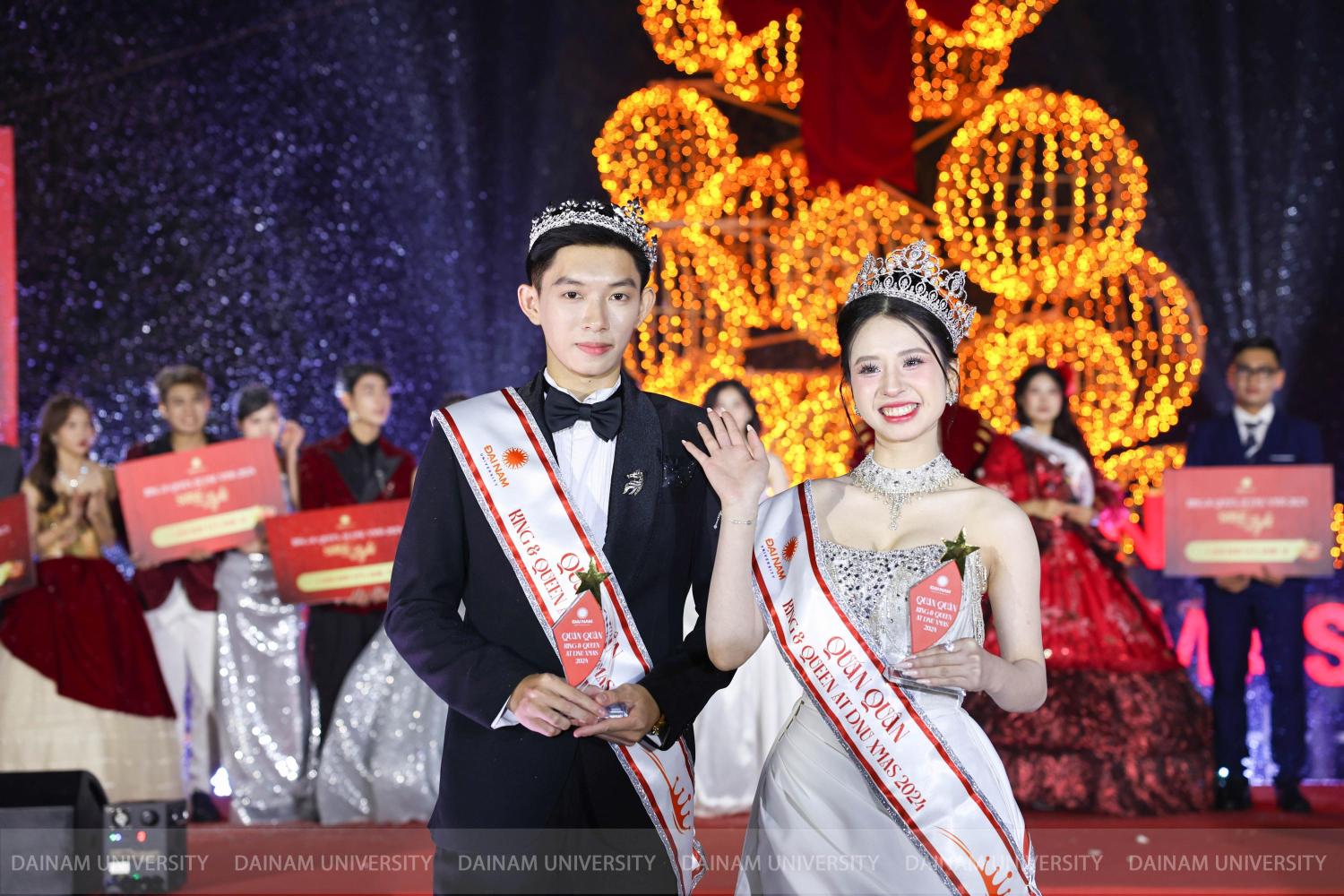 da-hoi-giang-sinh-va-chung-ket-king-queen-dnu-2024-nhung-ngoi-sao-toa-sang