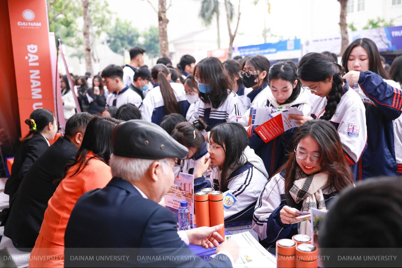 dai-hoc-dai-nam-diem-tua-vung-chac-cho-thi-sinh-mien-trung-tren-hanh-trinh-chon-nganh-chon-nghe-2025